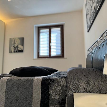 Family Stylish Apartment Norcia Exterior photo